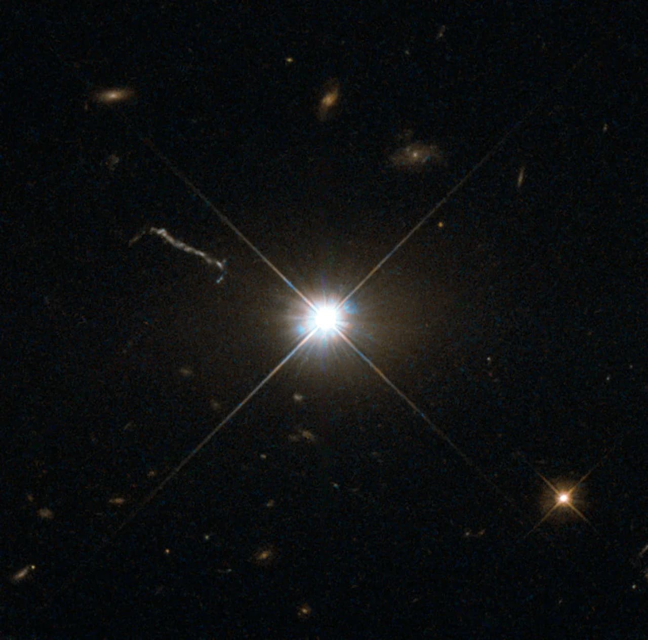 3C 273 imaged by Hubble